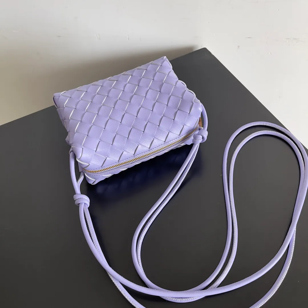 Batch 1560 New version and new color (third generation) 𝗕𝗼𝘁𝘁𝗲𝗴𝗮 𝗩𝗲𝗻𝗲𝘁𝗮———— The latest version of the loop camera bag💥 at the BV King of Cost-Effectiveness counter, large woven texture➕As always, ultra-high-quality lambskin, with zippers and adjustable drawstrings, it is especially suitable for the belly💫It can fit anything, and it is very light in weight. It is suitable for girls of all ages. Size: 17*10*6cm Style number: 723547